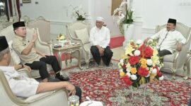 Gubernur Sumbar Mahyeldi menerima kunjungan Ketua DHD Pembudayaan Kejuangan 45 Sumut, Mayjen TNI (Purn) M. Hasyim beserta rombongan di Istana Gubernuran, Kamis (23/1/2025). (Foto: ADPSB)