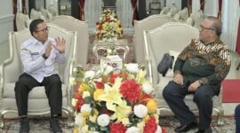 Pj Sekdaprov Sumbar, Yozarwardi Usama Putra menerima kunjungan Ketua IHLC Sapta Nirwandar di Istana Gubernuran Sumbar, Rabu (22/1/2025). (Foto: ADPSB)
