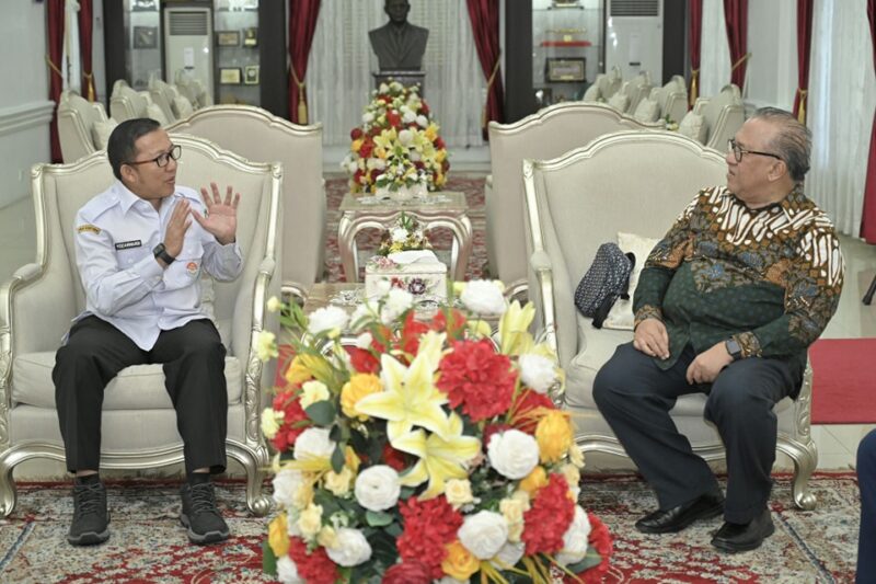 Pj Sekdaprov Sumbar, Yozarwardi Usama Putra menerima kunjungan Ketua IHLC Sapta Nirwandar di Istana Gubernuran Sumbar, Rabu (22/1/2025). (Foto: ADPSB)