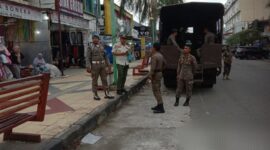 Petugas Satpol PP Padang patrol rutin di Pasar Raya Padang. (Foto: Humas Satpol PP Padang)