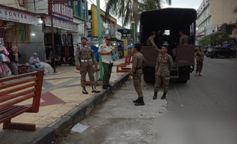 Petugas Satpol PP Padang patrol rutin di Pasar Raya Padang. (Foto: Humas Satpol PP Padang)