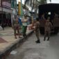 Petugas Satpol PP Padang patrol rutin di Pasar Raya Padang. (Foto: Humas Satpol PP Padang)