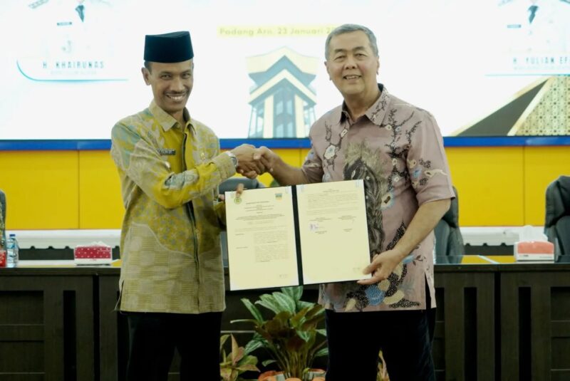Pemkab Solsel menandatangani MoU dengan Universitas Baiturrahmah (Unbrah), Kamis (22/1/2025). (Foto: Humas Pemkab Solsel)