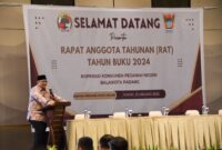 Pj Wali Kota Padang Andree Algamar membuka RAT KPN Balai Kota Padang Tahun Buku 2024 di Santika Premiere Hotel Padang, Jumat (31/1/ 2025). (Foto: Prokopim Padang)