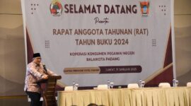 Pj Wali Kota Padang Andree Algamar membuka RAT KPN Balai Kota Padang Tahun Buku 2024 di Santika Premiere Hotel Padang, Jumat (31/1/ 2025). (Foto: Prokopim Padang)