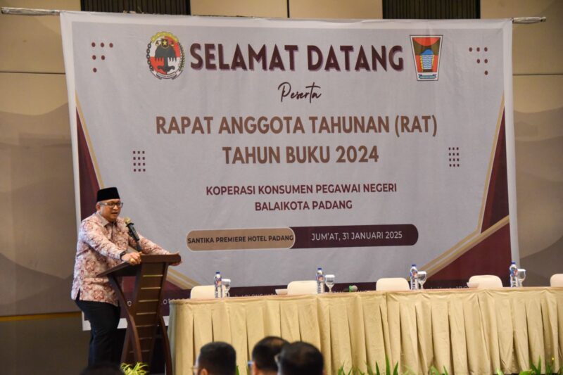 Pj Wali Kota Padang Andree Algamar membuka RAT KPN Balai Kota Padang Tahun Buku 2024 di Santika Premiere Hotel Padang, Jumat (31/1/ 2025). (Foto: Prokopim Padang)