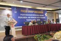 Pj Wali Kota Padang Andree Algamar membuka FGD Perumda AM Padang, Selasa (7/1/2025). (Foto: Prokopim Padang)