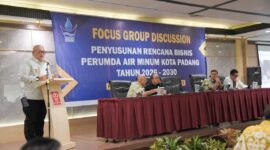 Pj Wali Kota Padang Andree Algamar membuka FGD Perumda AM Padang, Selasa (7/1/2025). (Foto: Prokopim Padang)