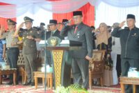Pj Sekda Padang Yosefriawan menjadi pembina upacara peringatan HAB Kemenag RI ke-79 tingkat Kota Padang  di Galanggang Balai Kota Aie Pacah, Jumat (3/1/2025). (Foto: Prokopim Padang)