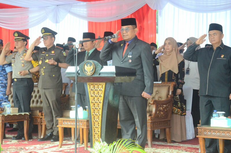 Pj Sekda Padang Yosefriawan menjadi pembina upacara peringatan HAB Kemenag RI ke-79 tingkat Kota Padang  di Galanggang Balai Kota Aie Pacah, Jumat (3/1/2025). (Foto: Prokopim Padang)