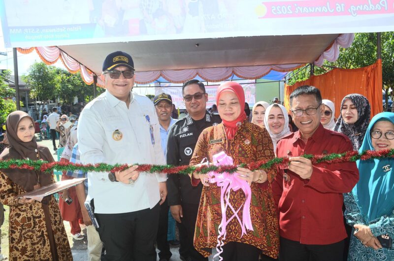 Pj Wali Kota Padang Andree Algamar meresmikan Posyandu Kenanga 13 di Perumahan Wisma Indah Lestari Tahap 3, RT 06 RW 11, Kelurahan Padang Sarai, Kamis (16/1/2025). (Foto: Prokopim Padang)