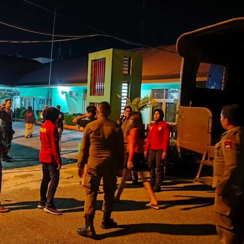 Satpol PP Padang mengamankan lima remaja putri di kawasan Batang Arau, Kamis dini hari (2/1/2025). (Foto: Humas Satpol PP Padang)