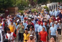 Bupati Dharmasraya Sutan Riska bersama warga mengikuti jalan santai dalam rangka memperingati Hari Jadi Kabupaten Dharmasraya yang ke-21, Sabtu (4/1/2025). (Pemkab Dharmasraya)