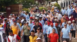 Bupati Dharmasraya Sutan Riska bersama warga mengikuti jalan santai dalam rangka memperingati Hari Jadi Kabupaten Dharmasraya yang ke-21, Sabtu (4/1/2025). (Pemkab Dharmasraya)