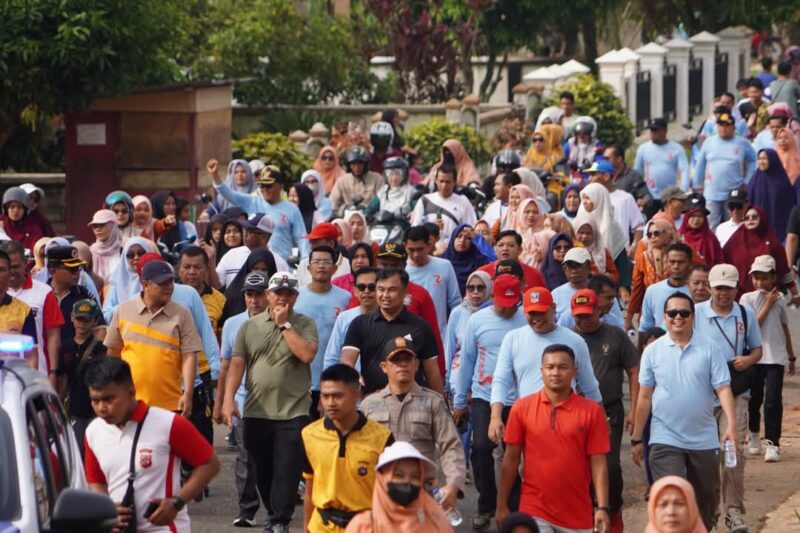 Bupati Dharmasraya Sutan Riska bersama warga mengikuti jalan santai dalam rangka memperingati Hari Jadi Kabupaten Dharmasraya yang ke-21, Sabtu (4/1/2025). (Pemkab Dharmasraya)