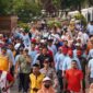 Bupati Dharmasraya Sutan Riska bersama warga mengikuti jalan santai dalam rangka memperingati Hari Jadi Kabupaten Dharmasraya yang ke-21, Sabtu (4/1/2025). (Pemkab Dharmasraya)