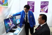 Pj Wako Padang Panjang Sonny Budaya Putra melihat Kreativitas mahasiswa Program Studi DKV ISI Padang Panjang, Jumat (3/1/2025). (Foto: Diskominfo Padang Panjang)