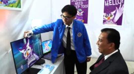 Pj Wako Padang Panjang Sonny Budaya Putra melihat Kreativitas mahasiswa Program Studi DKV ISI Padang Panjang, Jumat (3/1/2025). (Foto: Diskominfo Padang Panjang)