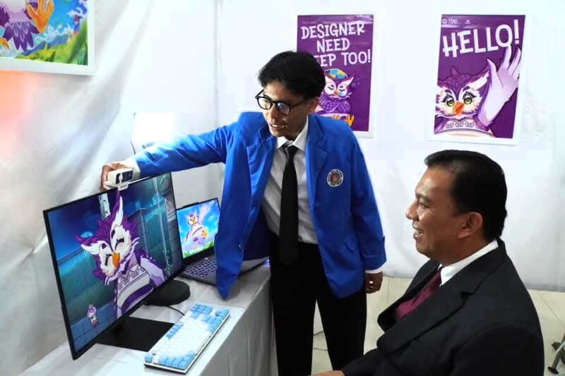 Pj Wako Padang Panjang Sonny Budaya Putra melihat Kreativitas mahasiswa Program Studi DKV ISI Padang Panjang, Jumat (3/1/2025). (Foto: Diskominfo Padang Panjang)