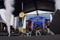 Grup band ska legendaris Indonesia, Tipe-X menghibur ribuan warga Kabupaten Dharmasraya, Jum'at (3/1/2025). (Foto: Pemkab Dharmasraya)
