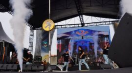 Grup band ska legendaris Indonesia, Tipe-X menghibur ribuan warga Kabupaten Dharmasraya, Jum'at (3/1/2025). (Foto: Pemkab Dharmasraya)