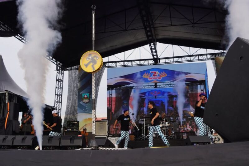 Grup band ska legendaris Indonesia, Tipe-X menghibur ribuan warga Kabupaten Dharmasraya, Jum'at (3/1/2025). (Foto: Pemkab Dharmasraya)