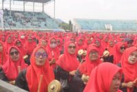 1690 perempuan melakukan pergelaran talempong pacik di Sport Center, Koto Padang, Kecamatan Koto Baru, Jumat,l (3/1/2025). (Foto: Pemkab Dharmasraya)