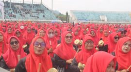 1690 perempuan melakukan pergelaran talempong pacik di Sport Center, Koto Padang, Kecamatan Koto Baru, Jumat,l (3/1/2025). (Foto: Pemkab Dharmasraya)