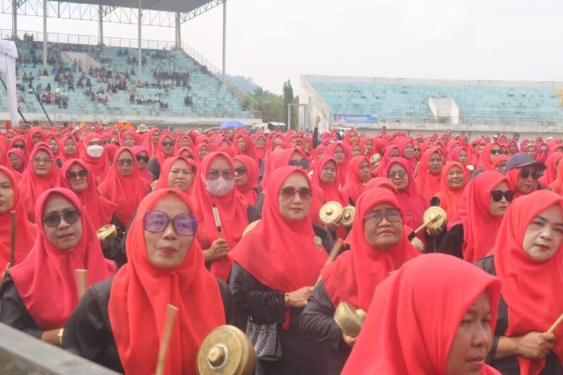 1690 perempuan melakukan pergelaran talempong pacik di Sport Center, Koto Padang, Kecamatan Koto Baru, Jumat,l (3/1/2025). (Foto: Pemkab Dharmasraya)