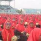 1690 perempuan melakukan pergelaran talempong pacik di Sport Center, Koto Padang, Kecamatan Koto Baru, Jumat,l (3/1/2025). (Foto: Pemkab Dharmasraya)