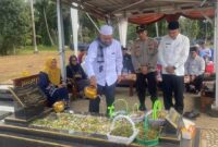 Bupati Pasbar Hamsuardi dan rombongan ziarah ke makam mantan kepala daerah yang telah berjasa dalam membangun Pasbar, Sabtu (4/1/2024). (Foto: Diskominfo Pasbar)