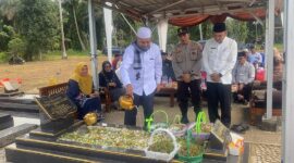 Bupati Pasbar Hamsuardi dan rombongan ziarah ke makam mantan kepala daerah yang telah berjasa dalam membangun Pasbar, Sabtu (4/1/2024). (Foto: Diskominfo Pasbar)