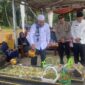 Bupati Pasbar Hamsuardi dan rombongan ziarah ke makam mantan kepala daerah yang telah berjasa dalam membangun Pasbar, Sabtu (4/1/2024). (Foto: Diskominfo Pasbar)