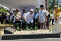 Wabup Pasbar Risnawanto dan rombongan ziarah ke makam mantan kepala daerah yang telah berjasa dalam membangun Pasbar, Sabtu (4/1/2024). (Foto: Diskominfo Pasbar)