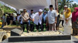 Wabup Pasbar Risnawanto dan rombongan ziarah ke makam mantan kepala daerah yang telah berjasa dalam membangun Pasbar, Sabtu (4/1/2024). (Foto: Diskominfo Pasbar)