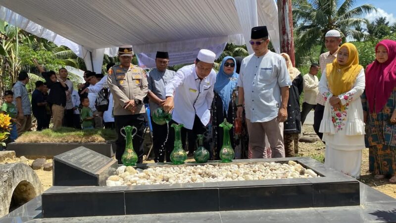 Wabup Pasbar Risnawanto dan rombongan ziarah ke makam mantan kepala daerah yang telah berjasa dalam membangun Pasbar, Sabtu (4/1/2024). (Foto: Diskominfo Pasbar)