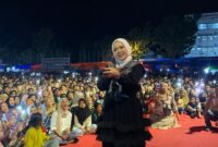 Penyanyi Minang Rayola sukses memikat dan menghibur masyarakat Pasbar. (Foto: Diskominfo Pasbar)
