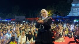 Penyanyi Minang Rayola sukses memikat dan menghibur masyarakat Pasbar. (Foto: Diskominfo Pasbar)
