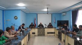 Dirut Perumdam Tirta Serambi Adrial Bakar saat rapat di kantornya, Rabu (8/1/2025). (Foto: Diskominfo Padang Panjang)