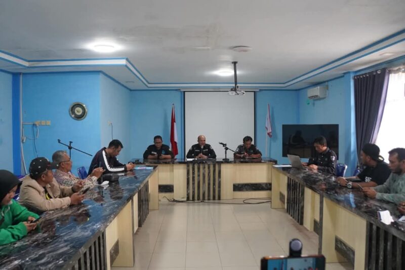 Dirut Perumdam Tirta Serambi Adrial Bakar saat rapat di kantornya, Rabu (8/1/2025). (Foto: Diskominfo Padang Panjang)
