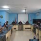 Dirut Perumdam Tirta Serambi Adrial Bakar saat rapat di kantornya, Rabu (8/1/2025). (Foto: Diskominfo Padang Panjang)