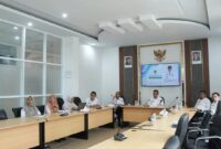 Pj Wali Kota Padang Panjang, Sonny Budaya Putra saat mengikuti rapat di Ruang VIP Balai Kota, Rabu (8/1/2025). (Foto: Diskominfo Padang Panjang)