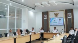 Pj Wali Kota Padang Panjang, Sonny Budaya Putra saat mengikuti rapat di Ruang VIP Balai Kota, Rabu (8/1/2025). (Foto: Diskominfo Padang Panjang)