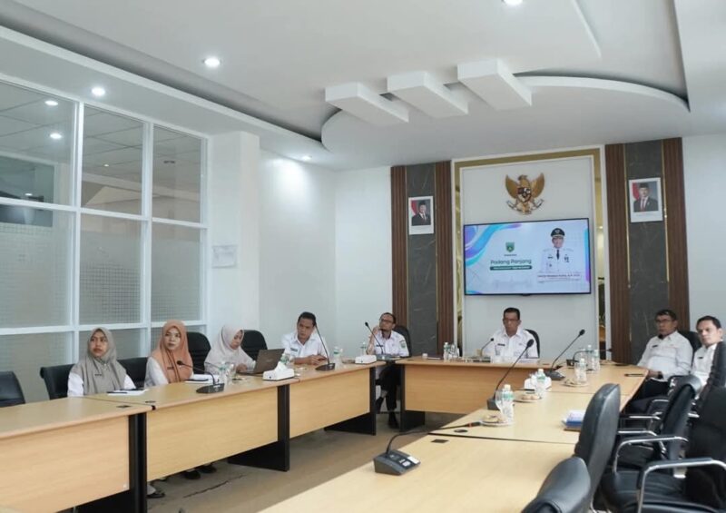 Pj Wali Kota Padang Panjang, Sonny Budaya Putra saat mengikuti rapat di Ruang VIP Balai Kota, Rabu (8/1/2025). (Foto: Diskominfo Padang Panjang)