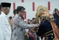 Menteri Ketenagakerjaan (Menaker) RI Prof Yassierli disambut dengan sirih carano. (Foto: Humas Pemprov Sumbar)