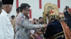Menteri Ketenagakerjaan (Menaker) RI Prof Yassierli disambut dengan sirih carano. (Foto: Humas Pemprov Sumbar)