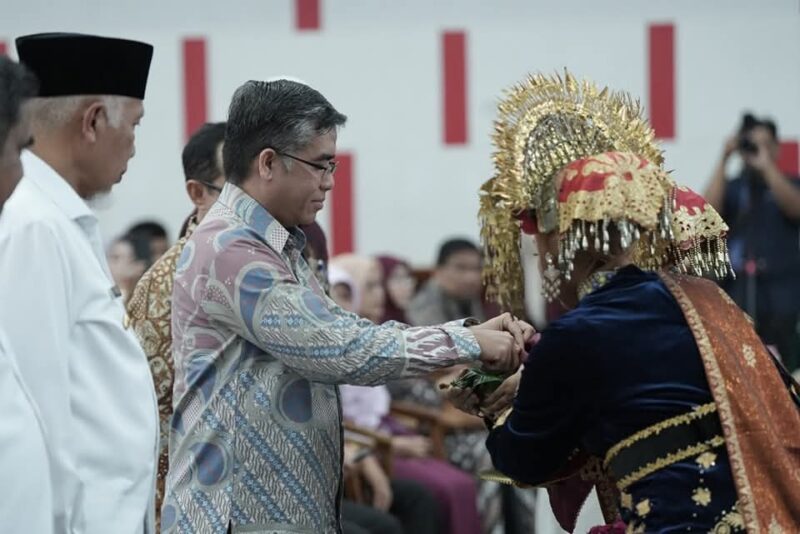 Menteri Ketenagakerjaan (Menaker) RI Prof Yassierli disambut dengan sirih carano. (Foto: Humas Pemprov Sumbar)