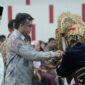 Menteri Ketenagakerjaan (Menaker) RI Prof Yassierli disambut dengan sirih carano. (Foto: Humas Pemprov Sumbar)