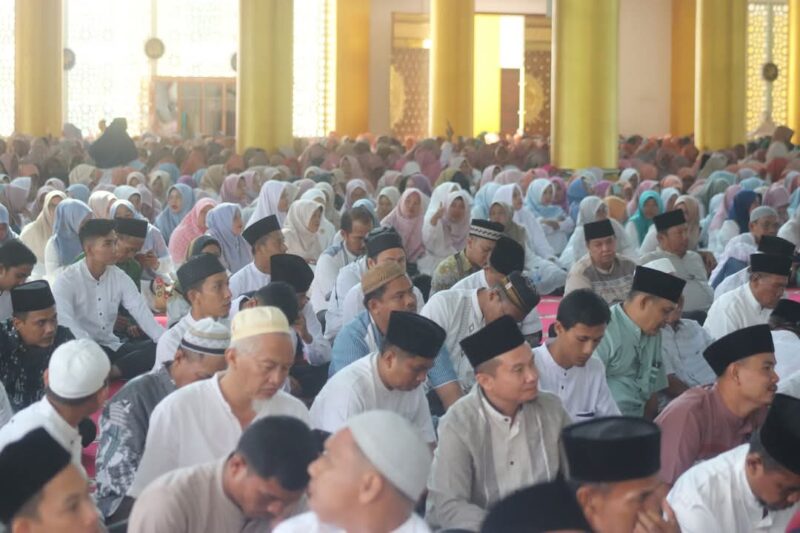 Ribuan jamaah mengikuti tabligh akbar di Masjid Agung Dharmasraya, Gunung Medan, Jumat (10/1/2025). (Foto: Pemkab Dharmasraya)