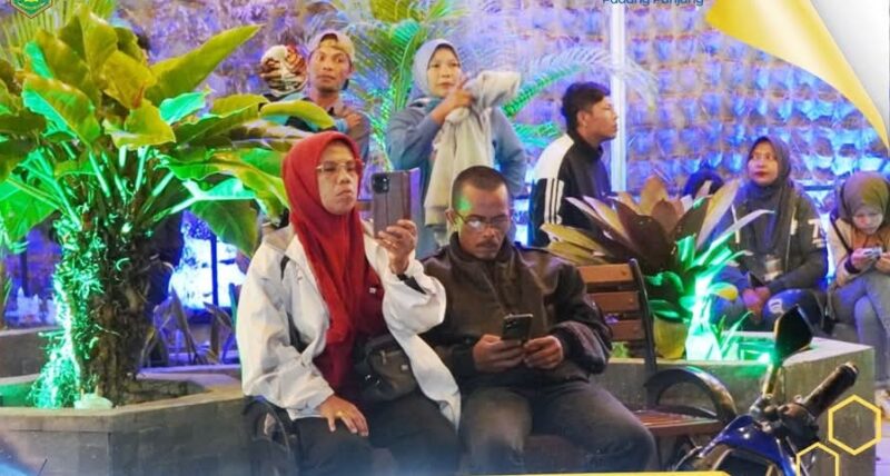 Pemko Padang Panjang menggelar UMKM Qris Night Supported by Bank Mandiri Kota Padang Panjang di Pasar Pusat, Sabtu (11/1/2025). (Foto Diskominfo Padang Panjang)